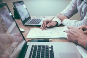 3 professionnels pour accompagner la transmission d'entreprise